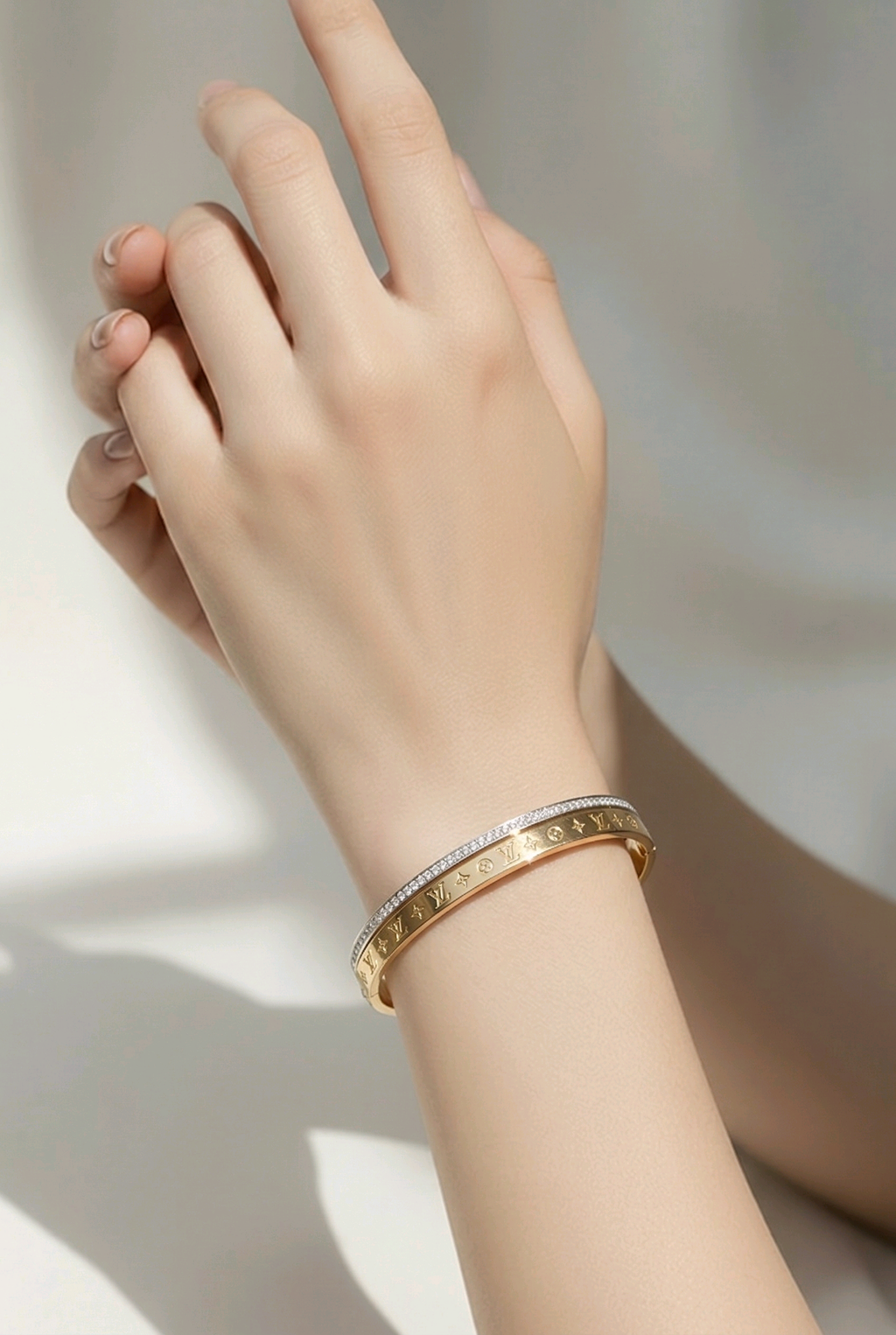 Aura Luxe Bangle