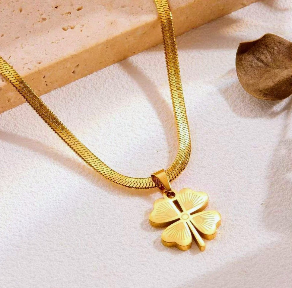Elara Pendant necklace