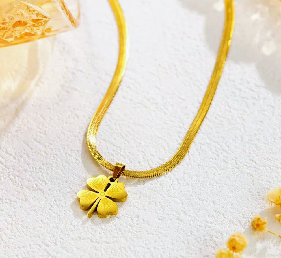 Elara Pendant necklace
